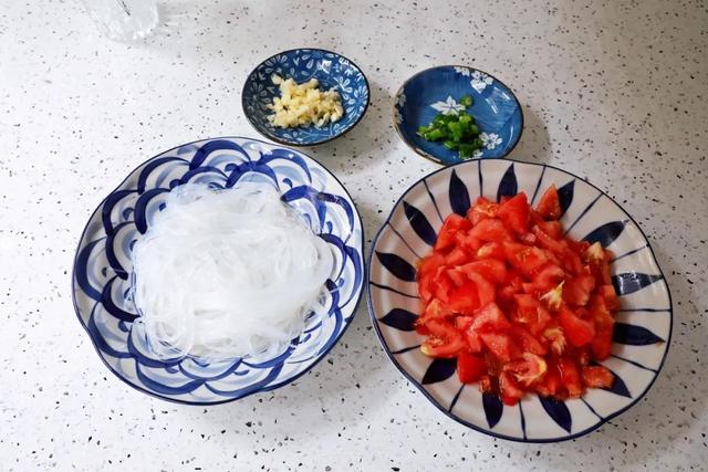 美食菜谱大全：龙利鱼粉丝番茄汤这样做，滑嫩鲜美，酸甜可口 第9张