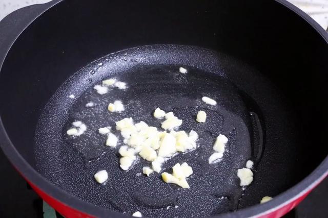 美食菜谱大全：龙利鱼粉丝番茄汤这样做，滑嫩鲜美，酸甜可口 第11张