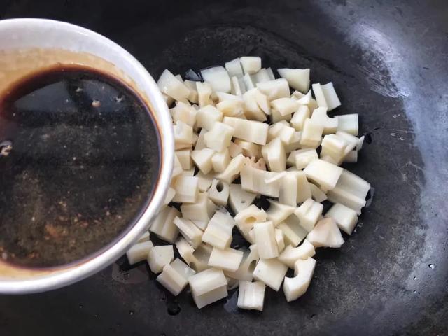 家常美食：糖醋藕丁，做法简单酸甜爽口， 润肺又开胃 第25张