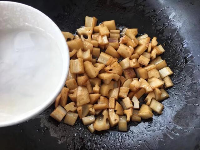 家常美食：糖醋藕丁，做法简单酸甜爽口， 润肺又开胃 第27张