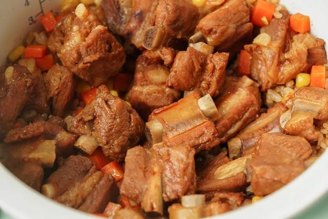 美味排骨焖饭，有电饭煲就能做，有肉有菜一锅都不够吃 第13张