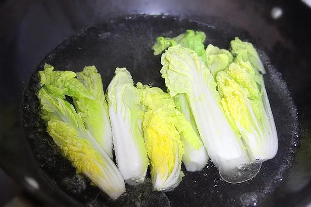 家常美食：开胃下饭的蒜蓉粉丝娃娃菜，做法简单，味道鲜美 第7张