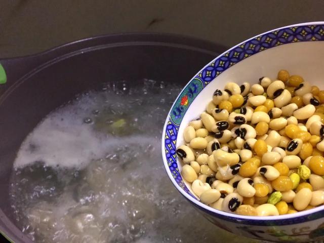 特色美食：黄豆眉豆海带骨头汤做法，一道适合秋冬喝的靓汤 第13张