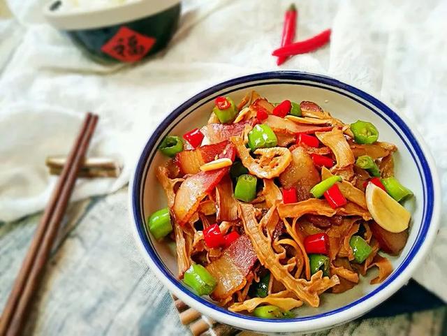 家常小炒笋干烧腊肉，咸香味美，相当的下饭! 第3张
