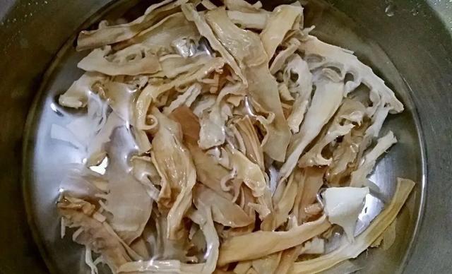 家常小炒笋干烧腊肉，咸香味美，相当的下饭! 第7张