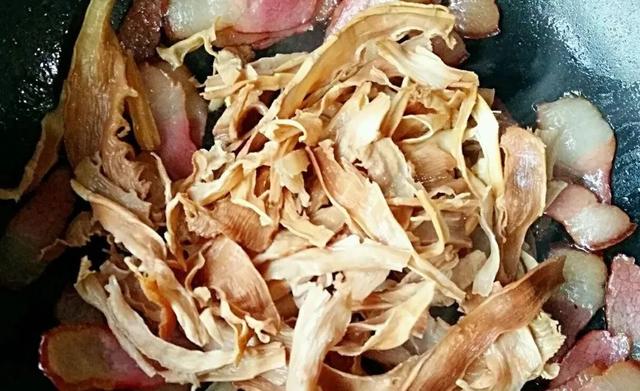 家常小炒笋干烧腊肉，咸香味美，相当的下饭! 第13张