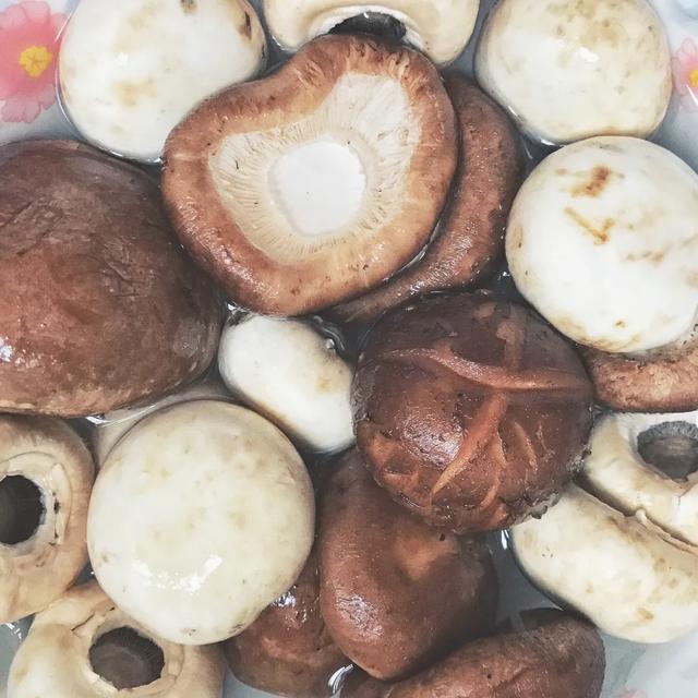 「蚝油双菇面筋」没一点荤腥菜，吃起来却比吃肉还满足 第3张