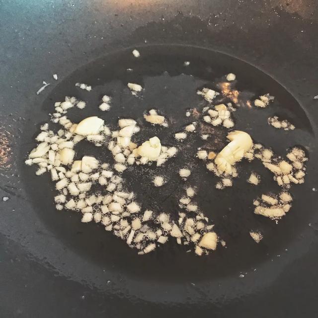 「蚝油双菇面筋」没一点荤腥菜，吃起来却比吃肉还满足 第7张