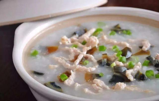 经典皮蛋瘦肉粥做法，一道简单有营养的人气早餐 第1张