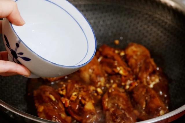 家常美食：蜜汁蒜香鸡翅，几分钟让你尝到连骨头都嗦光溜的美味 第19张