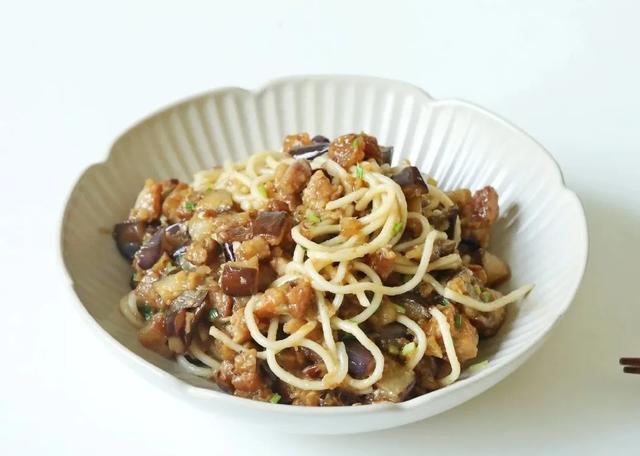 美食大全：简单美味的肉丁茄子面，一周做三次都吃不厌 第1张