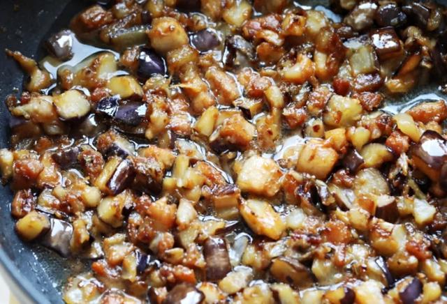 美食大全：简单美味的肉丁茄子面，一周做三次都吃不厌 第17张