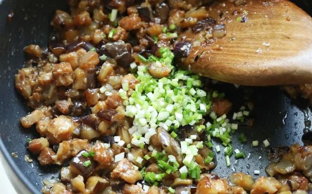 美食大全：简单美味的肉丁茄子面，一周做三次都吃不厌 第21张