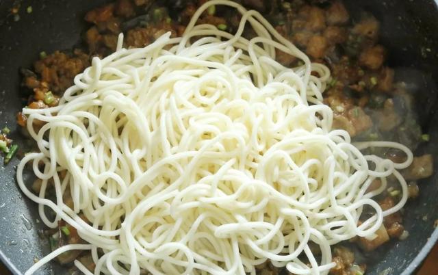 美食大全：简单美味的肉丁茄子面，一周做三次都吃不厌 第23张