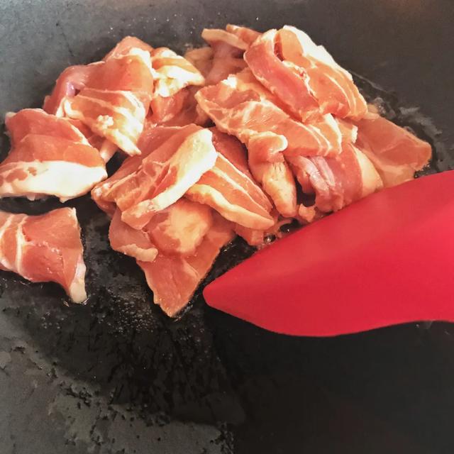 每日菜谱：十分钟做出葱爆五花肉片，绝对下饭的家常菜 第11张