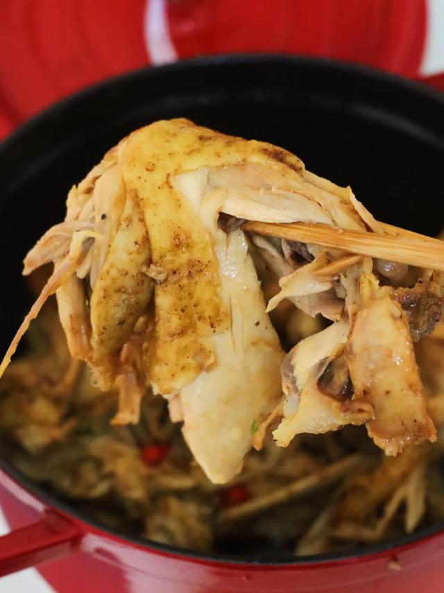 每日菜谱推荐：快速制作葱油焖鸡，喷香扑鼻，饭桌上的硬菜 第1张