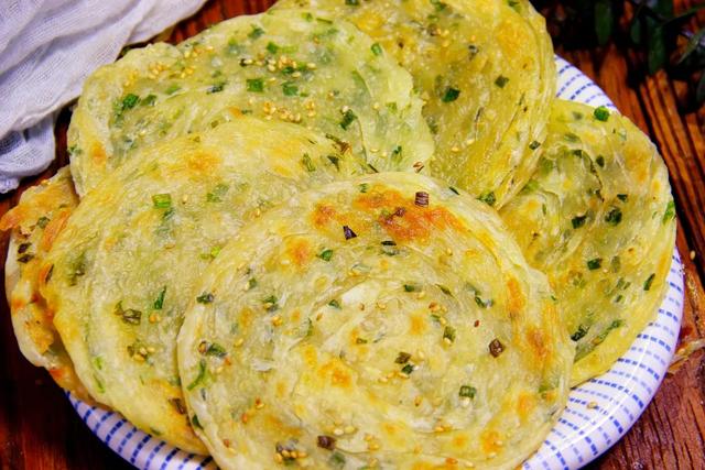 美食小吃：饺子皮葱油饼，1把香葱1把盐，不用和面咸香可口 第1张