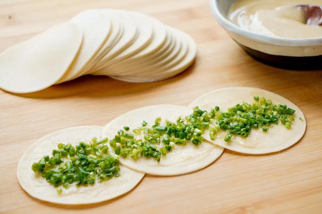 美食小吃：饺子皮葱油饼，1把香葱1把盐，不用和面咸香可口 第11张