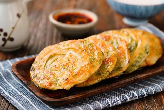 美食小吃：饺子皮葱油饼，1把香葱1把盐，不用和面咸香可口 第19张