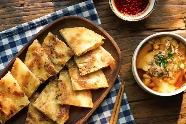 美食小吃：饺子皮葱油饼，1把香葱1把盐，不用和面咸香可口 第21张