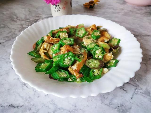 秋葵炒鸡蛋，鲜嫩有营养，十分钟搞定 第1张