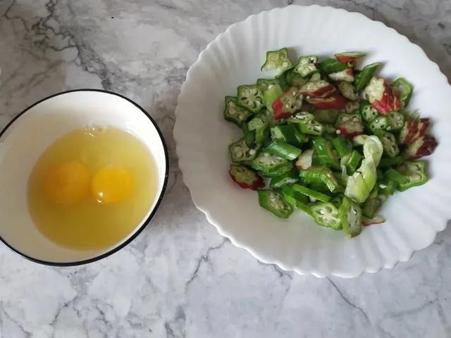 秋葵炒鸡蛋，鲜嫩有营养，十分钟搞定 第3张
