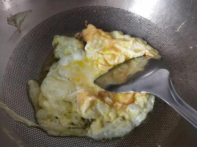 秋葵炒鸡蛋，鲜嫩有营养，十分钟搞定 第5张
