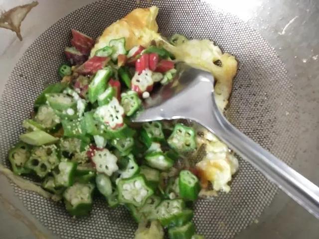 秋葵炒鸡蛋，鲜嫩有营养，十分钟搞定 第7张