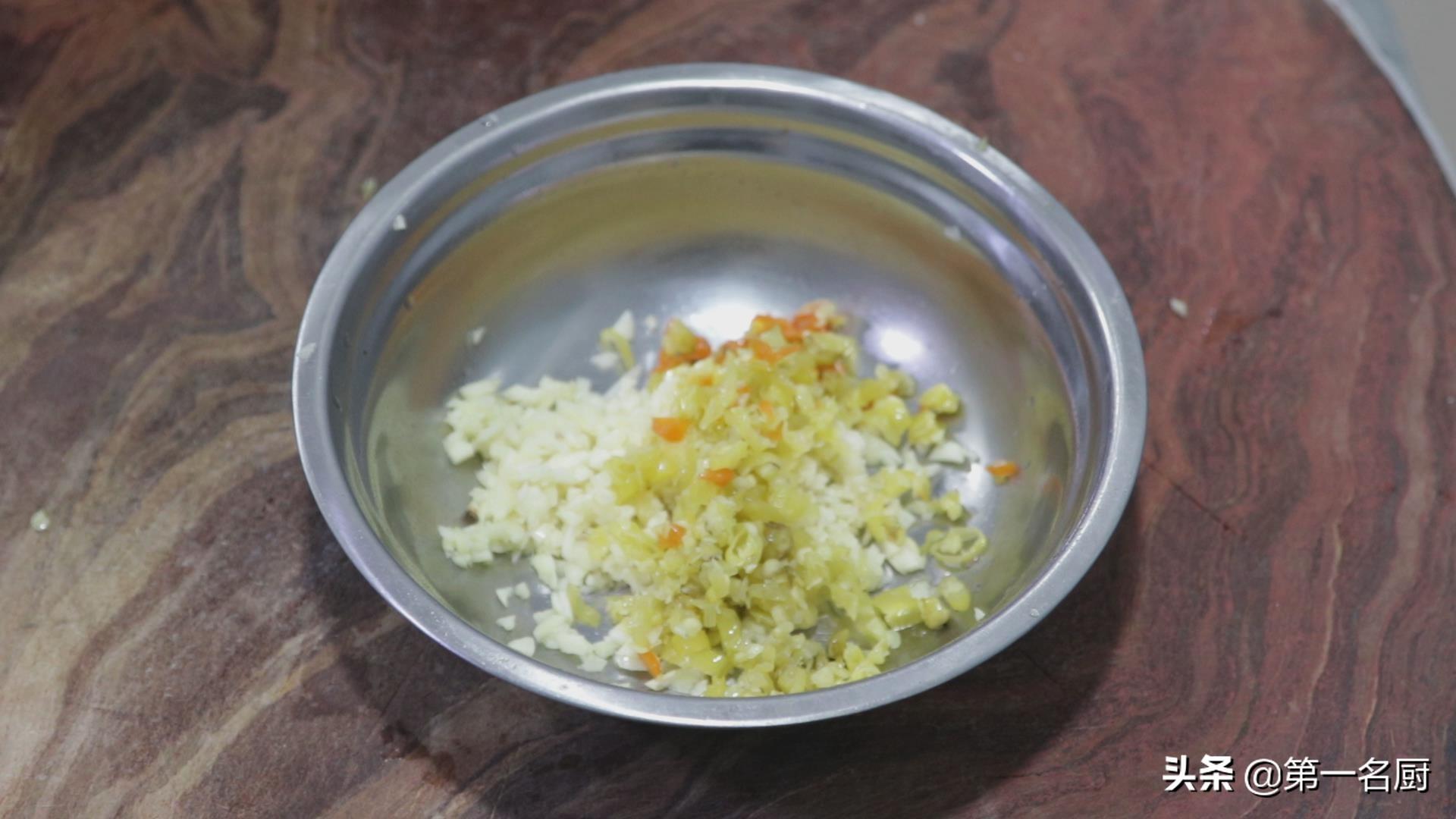 大厨分享“剁椒蒸芋头”好吃的做法，软糯鲜香，香辣下饭 第5张