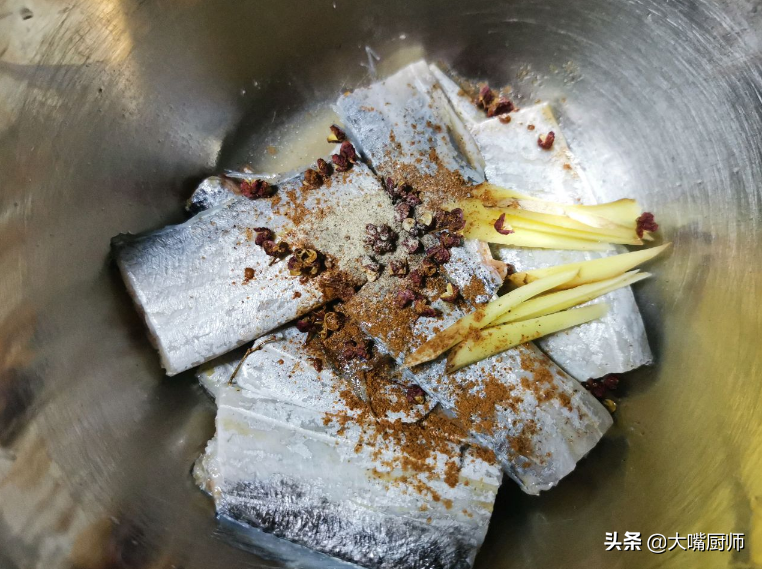 做炸带鱼，学会调脆皮糊，保证外酥里嫩，鲜香可口，放凉了也好吃 第7张