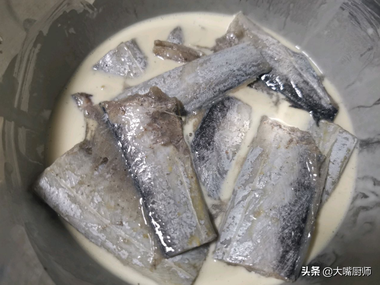 做炸带鱼，学会调脆皮糊，保证外酥里嫩，鲜香可口，放凉了也好吃 第13张