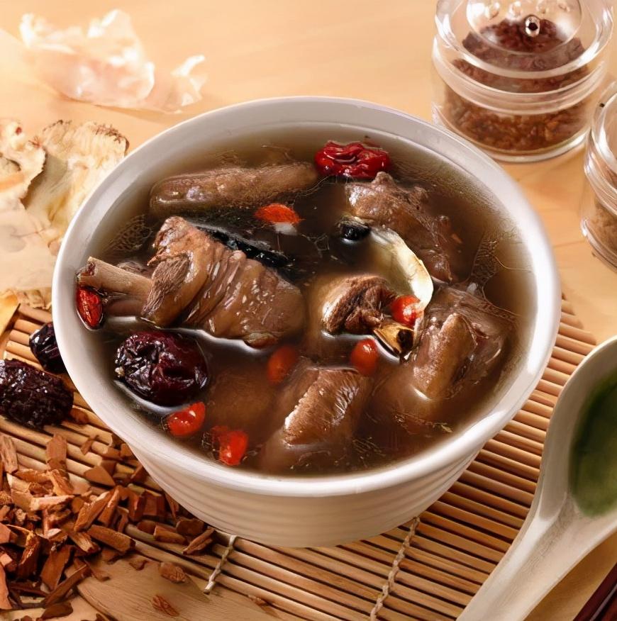 老母鸡汤这样炖才好喝，鸡肉嫩滑，汤汁鲜美不腻，滋补又暖身 第1张