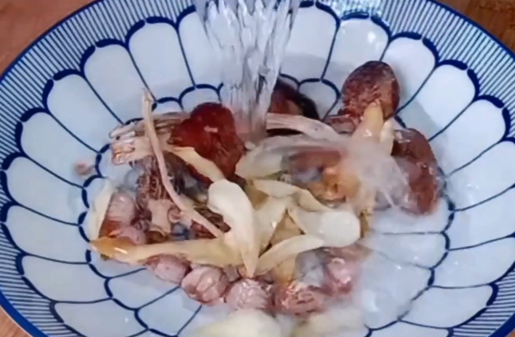 老母鸡汤这样炖才好喝，鸡肉嫩滑，汤汁鲜美不腻，滋补又暖身 第17张