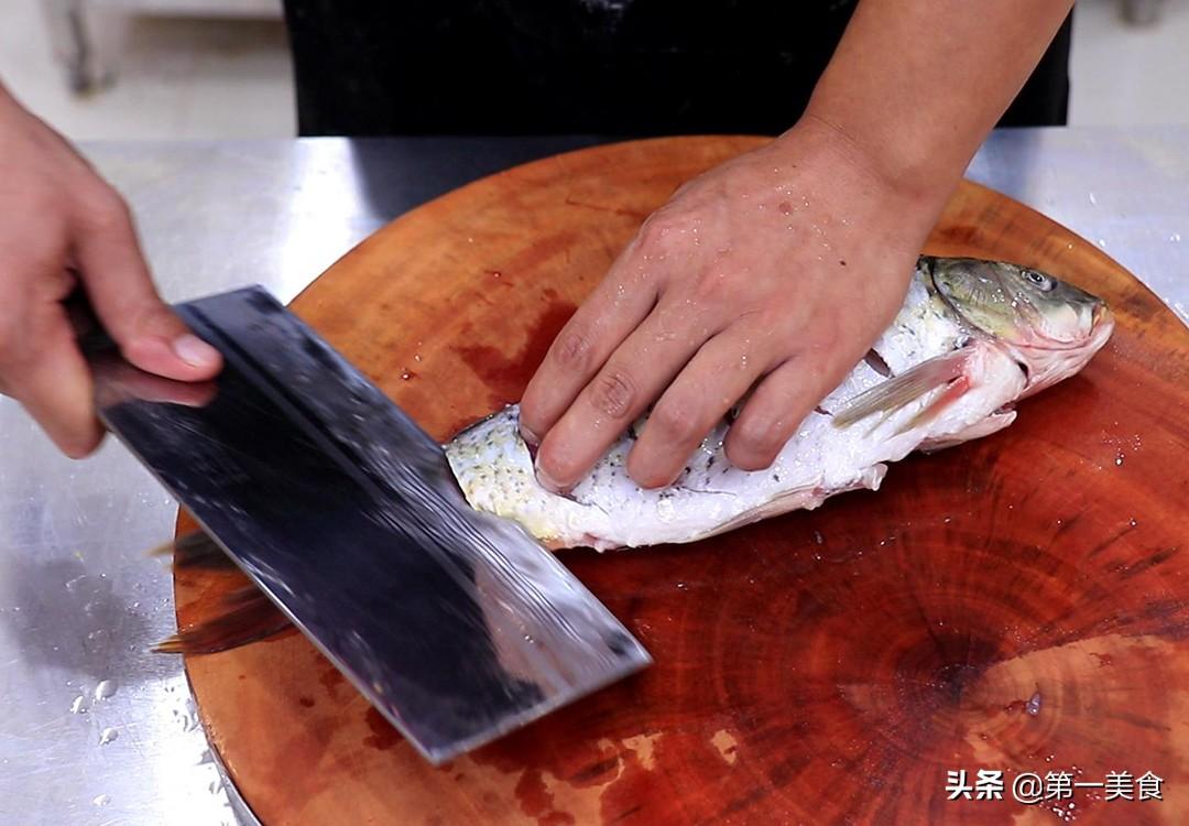 蒸鱼千万别只放盐和料酒，厨师长教你正确做法，鲜嫩多汁又香辣 第3张