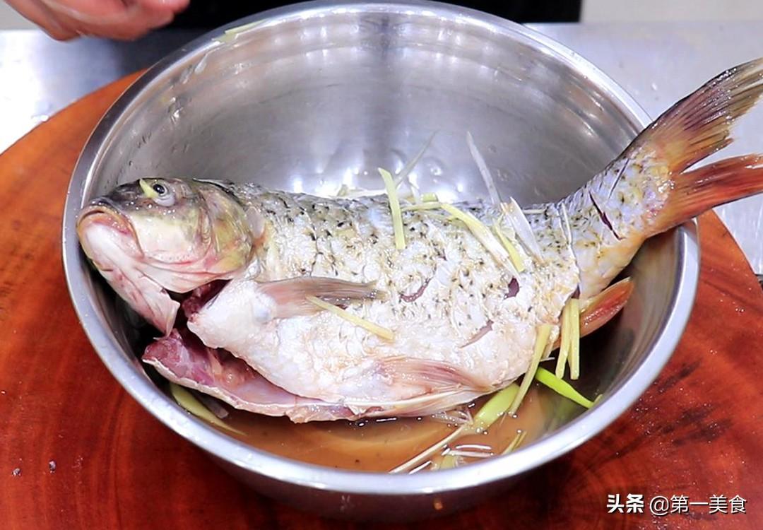 蒸鱼千万别只放盐和料酒，厨师长教你正确做法，鲜嫩多汁又香辣 第5张
