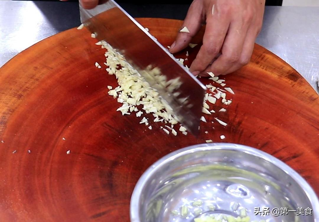 蒸鱼千万别只放盐和料酒，厨师长教你正确做法，鲜嫩多汁又香辣 第7张