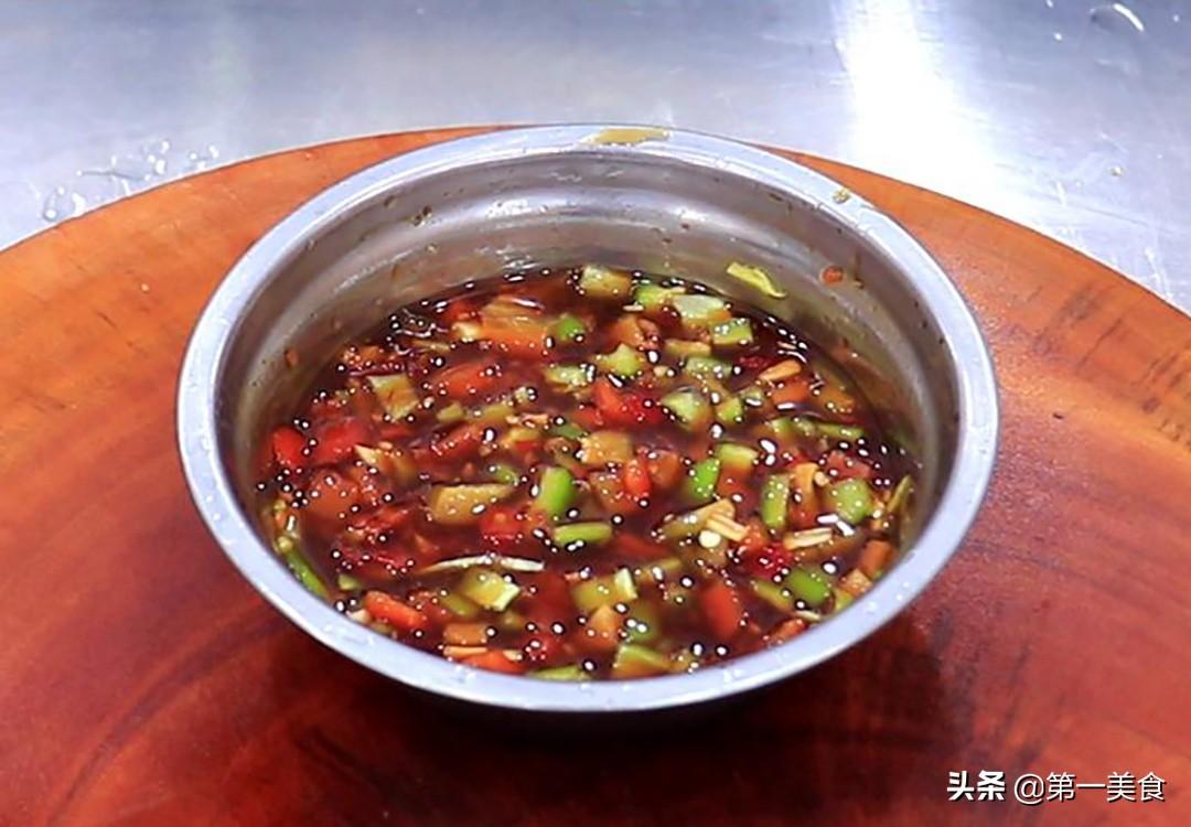 蒸鱼千万别只放盐和料酒，厨师长教你正确做法，鲜嫩多汁又香辣 第9张