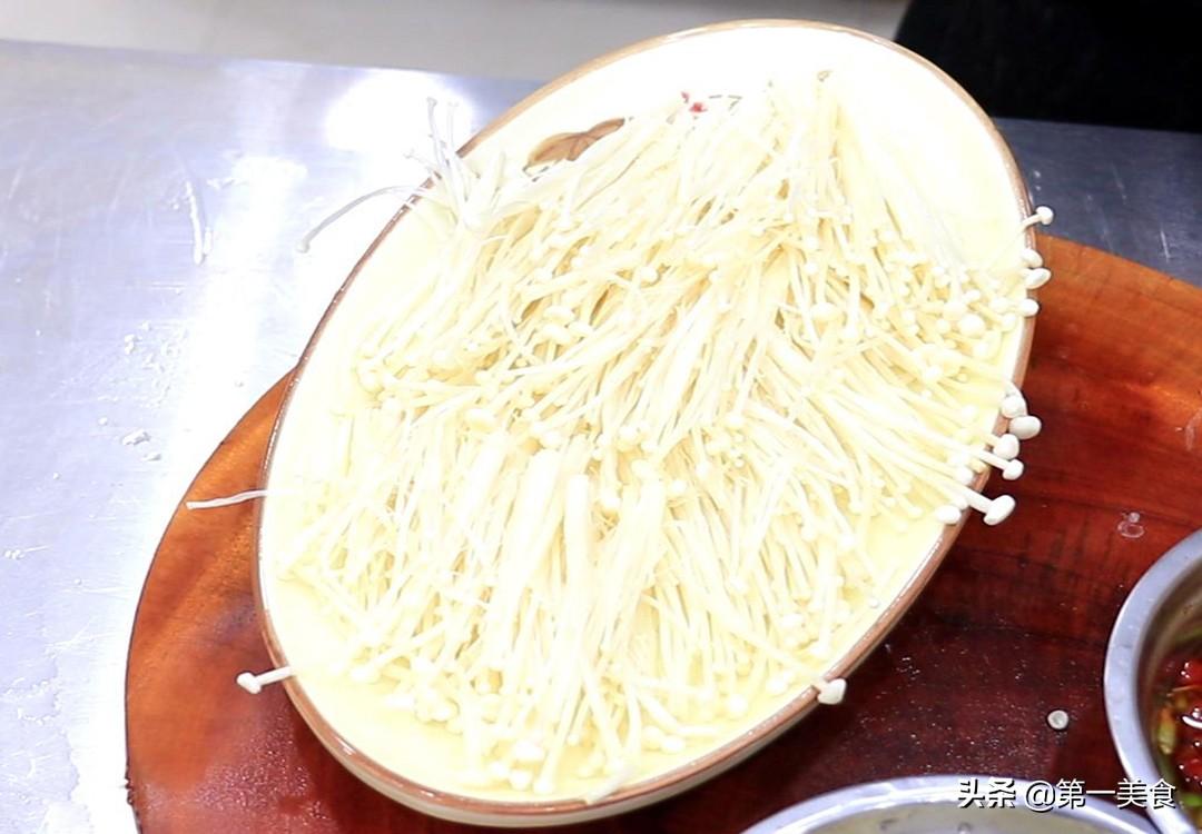 蒸鱼千万别只放盐和料酒，厨师长教你正确做法，鲜嫩多汁又香辣 第11张