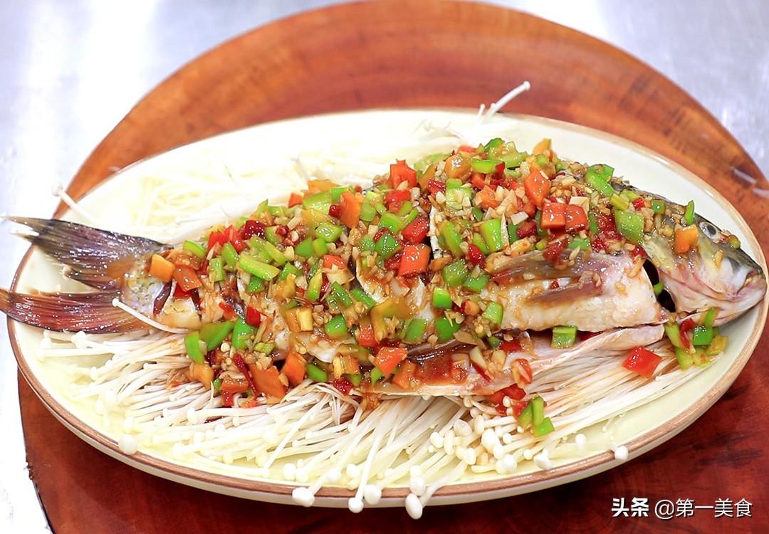 蒸鱼千万别只放盐和料酒，厨师长教你正确做法，鲜嫩多汁又香辣 第15张