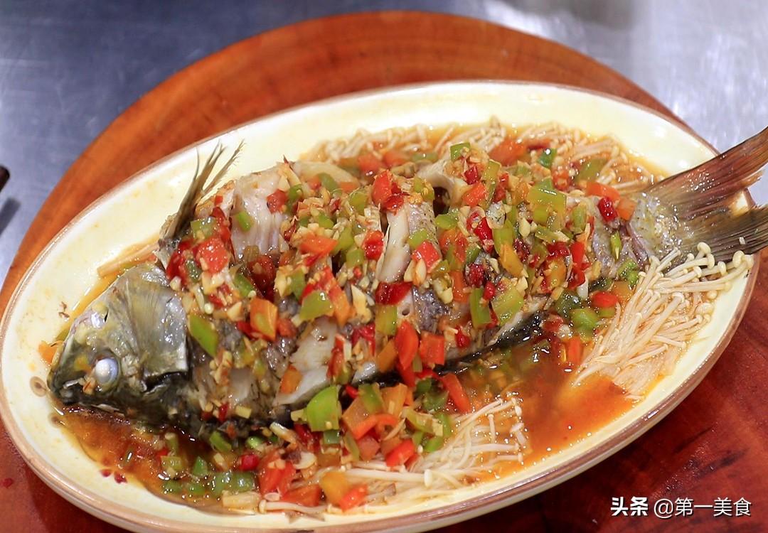 蒸鱼千万别只放盐和料酒，厨师长教你正确做法，鲜嫩多汁又香辣 第17张