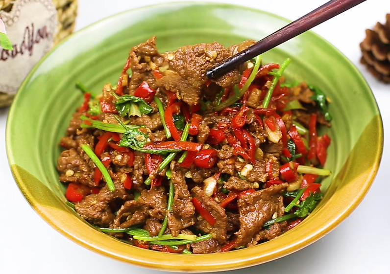 这才是“小炒牛肉”的正宗做法，大厨详细讲解，牛肉鲜嫩不出水 第3张