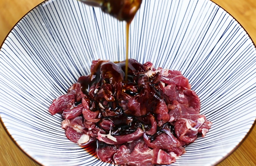 这才是“小炒牛肉”的正宗做法，大厨详细讲解，牛肉鲜嫩不出水 第5张