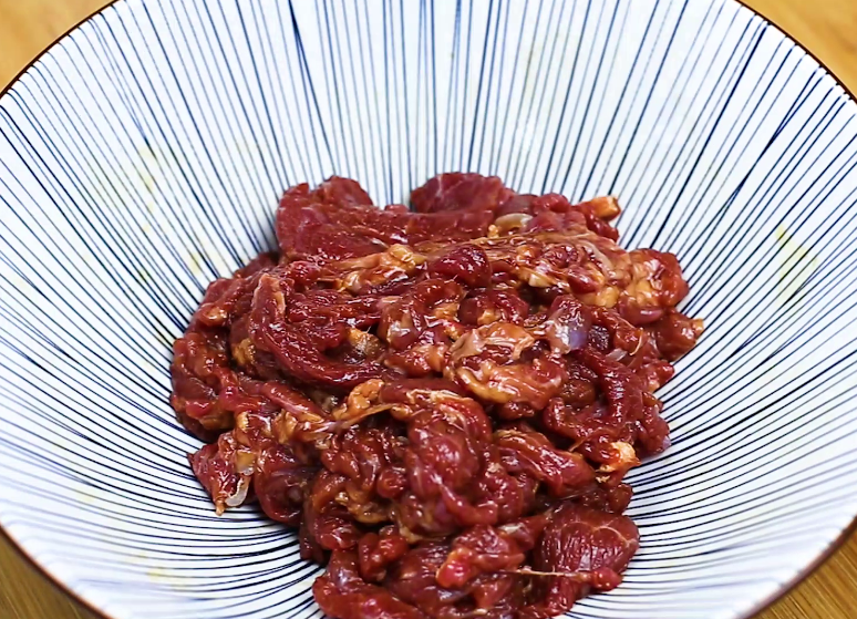 这才是“小炒牛肉”的正宗做法，大厨详细讲解，牛肉鲜嫩不出水 第7张
