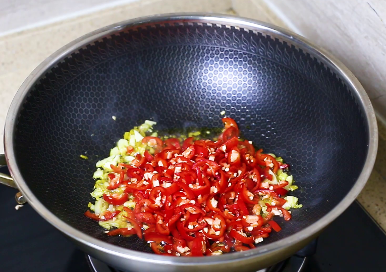 这才是“小炒牛肉”的正宗做法，大厨详细讲解，牛肉鲜嫩不出水 第9张