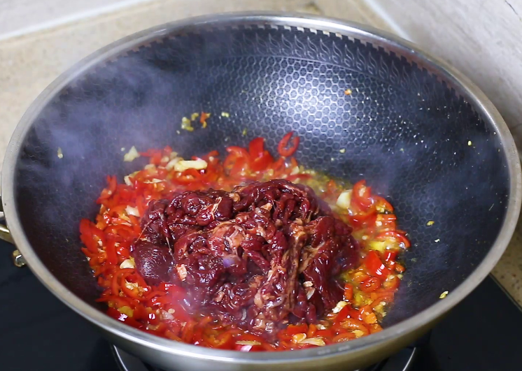 这才是“小炒牛肉”的正宗做法，大厨详细讲解，牛肉鲜嫩不出水 第11张