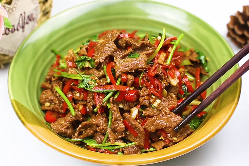 这才是“小炒牛肉”的正宗做法，大厨详细讲解，牛肉鲜嫩不出水 第15张