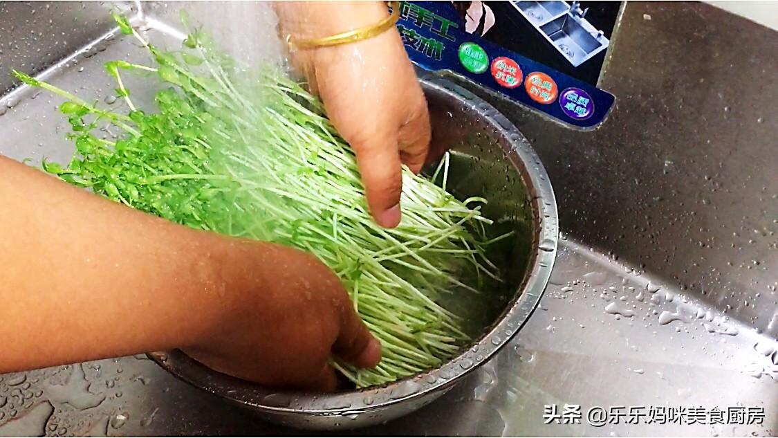 炒豌豆苗时，有人焯水有人不焯水，教你正确做法，好吃又营养 第11张