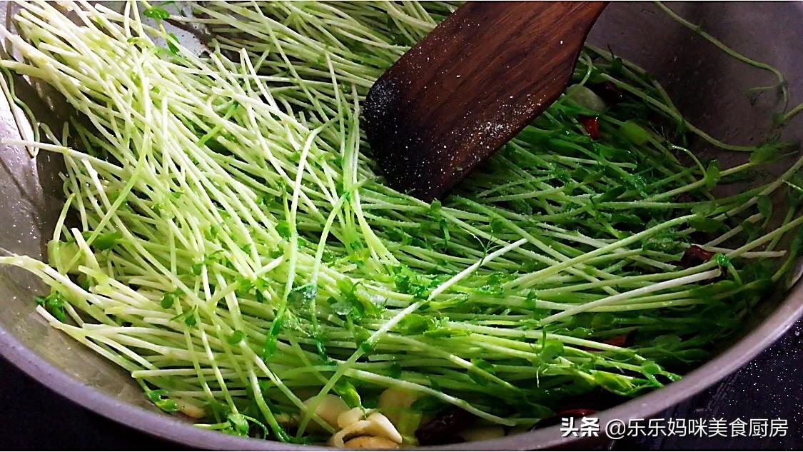 炒豌豆苗时，有人焯水有人不焯水，教你正确做法，好吃又营养 第19张