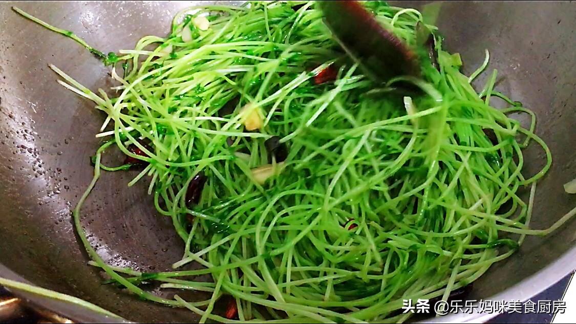 炒豌豆苗时，有人焯水有人不焯水，教你正确做法，好吃又营养 第21张