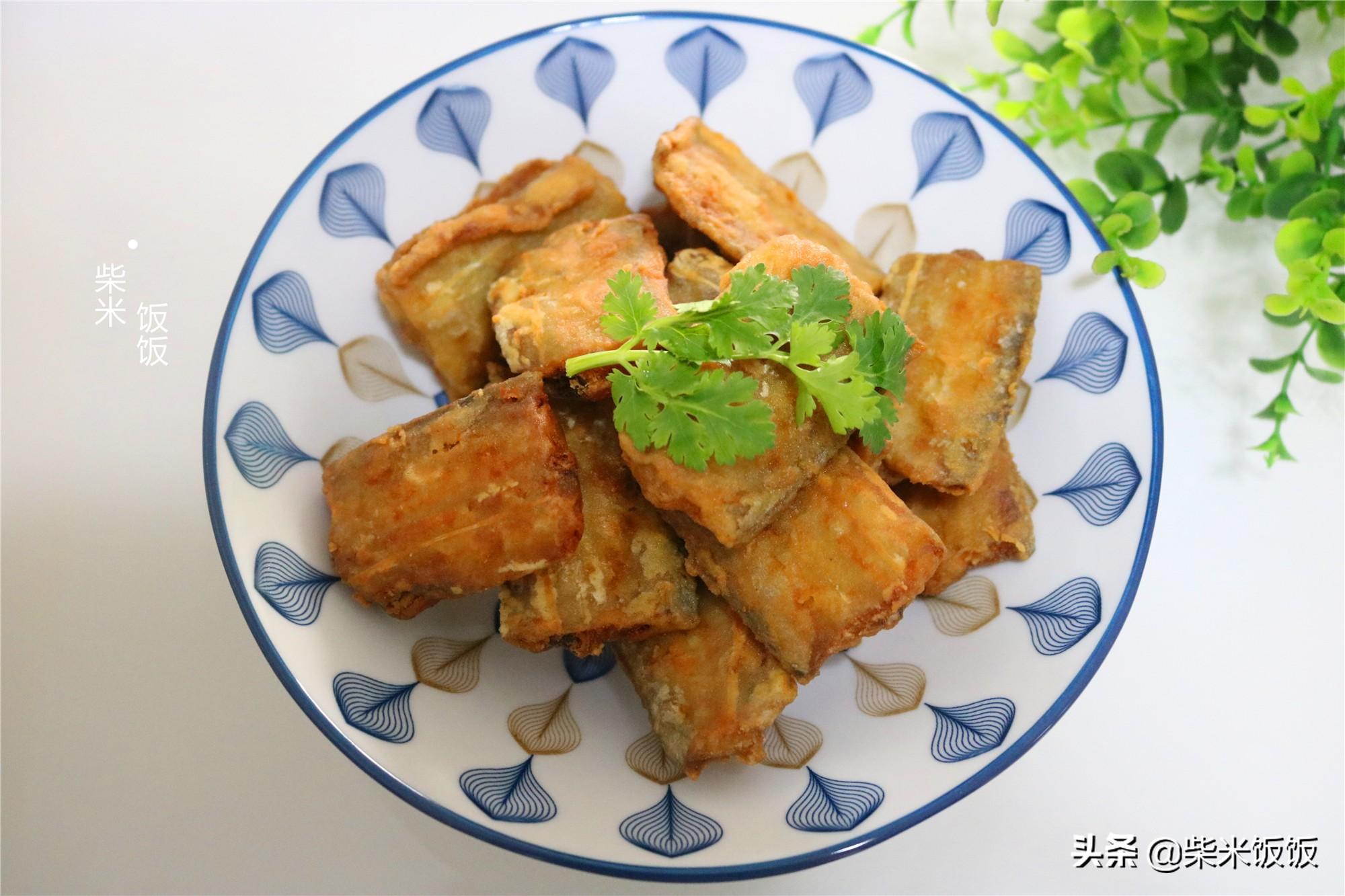 干炸带鱼家常做法，只需简单调味料，香酥鲜嫩，好吃无腥味 第3张